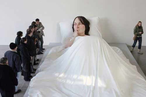 Escultura de Ron Mueck, In Bed 2005 